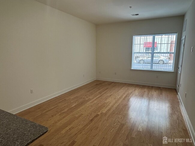 Building Photo - 88 Roosevelt Ave