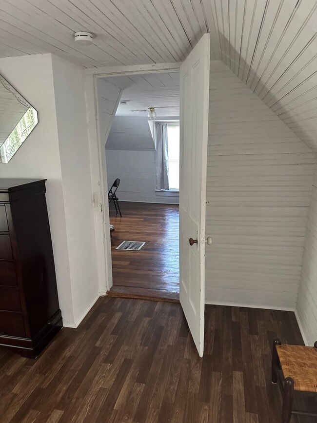 Building Photo - 4 Bedroom, 2 Bath farm house out in the Co...