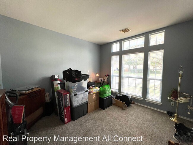 Building Photo - 4 br, 2.5 bath House - 802 Stevenage Dr