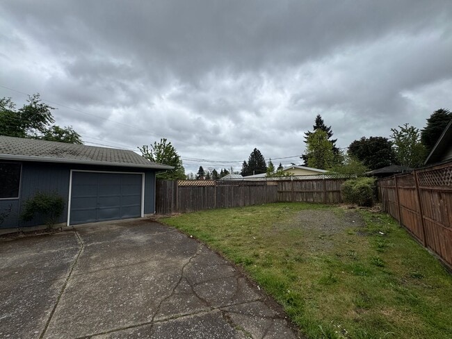 Building Photo - 3 Bedroom, 2 Bath Single Family Home in Cal Young/Gilham Neighborhood