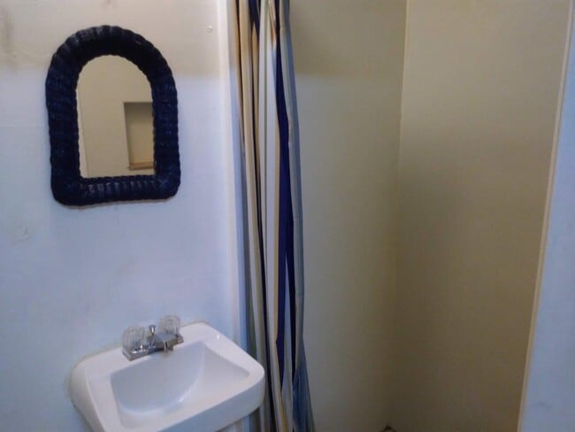 Building Photo - Must See 3/2/1 over 1000sf with tile/lamin...