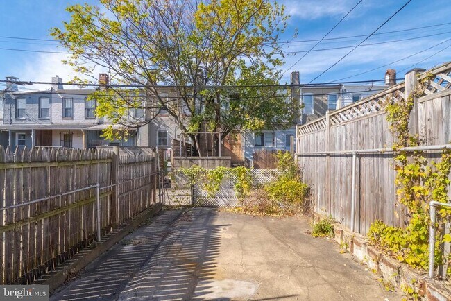 Building Photo - 224 N Milton Ave