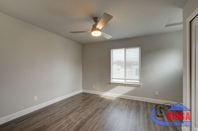 Building Photo - Beautiful, modern townhouse with primary b...