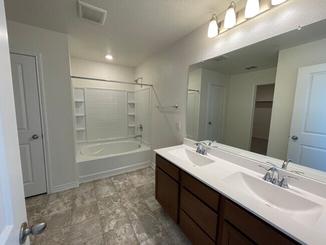 Building Photo - 4 Bdrm Home in Legend Heights, NBTX