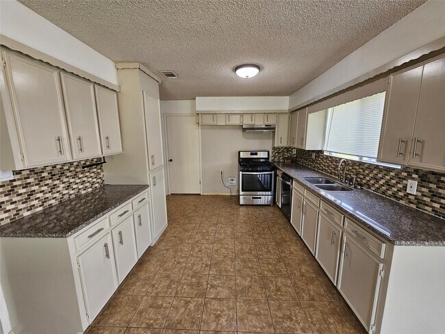 Building Photo - 221 Palm Aire Dr