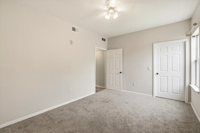 Building Photo - 2801 Chancellorsville Dr