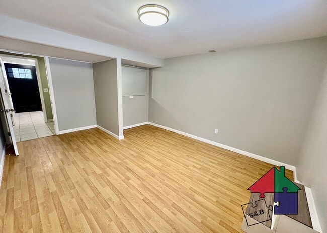 Building Photo - Modern 3 Bedroom 2.5 Bathroom Shelburne Apartment!