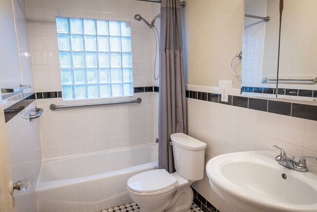 Building Photo - 49SW1105