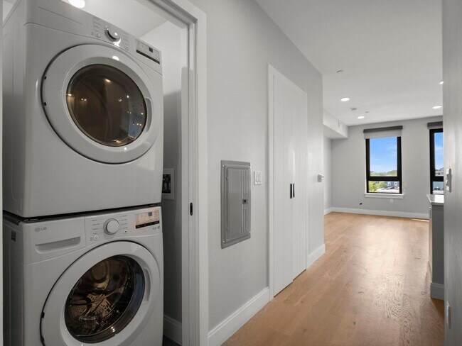 Building Photo - 9 Central St