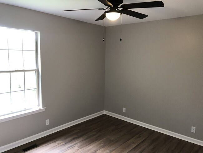 Building Photo - Charming 3BR Home with Spacious Yard in the Heart of Mount Juliet