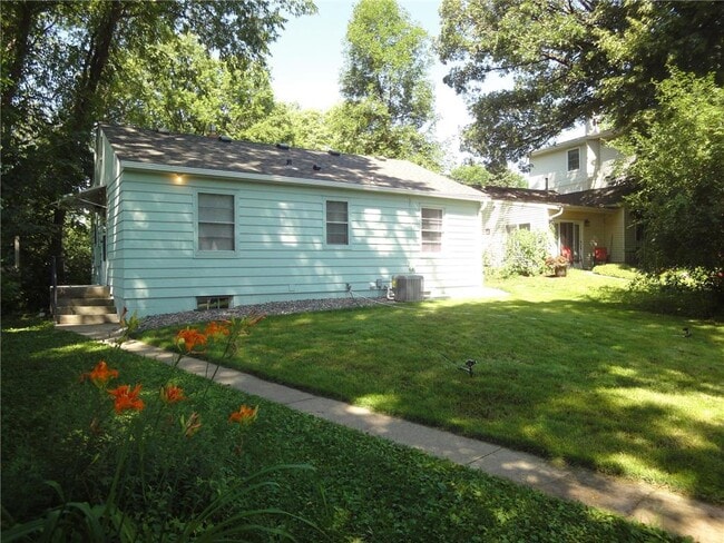 Building Photo - 2336 Ives Ln N