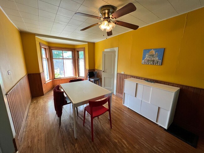Building Photo - Lovely Furnished Home Available September ...