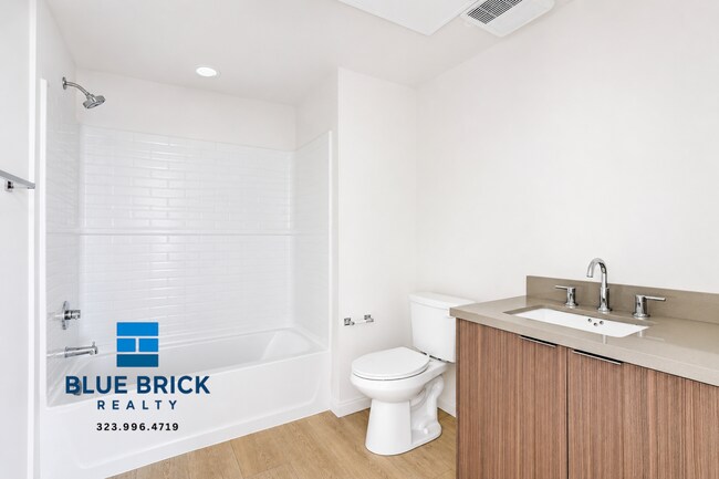 Building Photo - 326 Robinson St