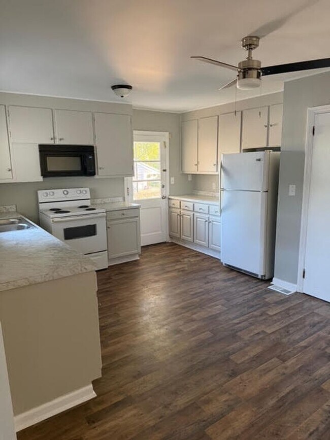 Building Photo - Charming 4BR/2BA House w/ Fenced back yard!