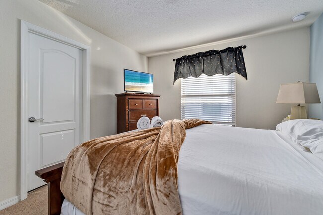 Building Photo - 8845 Rhodes St