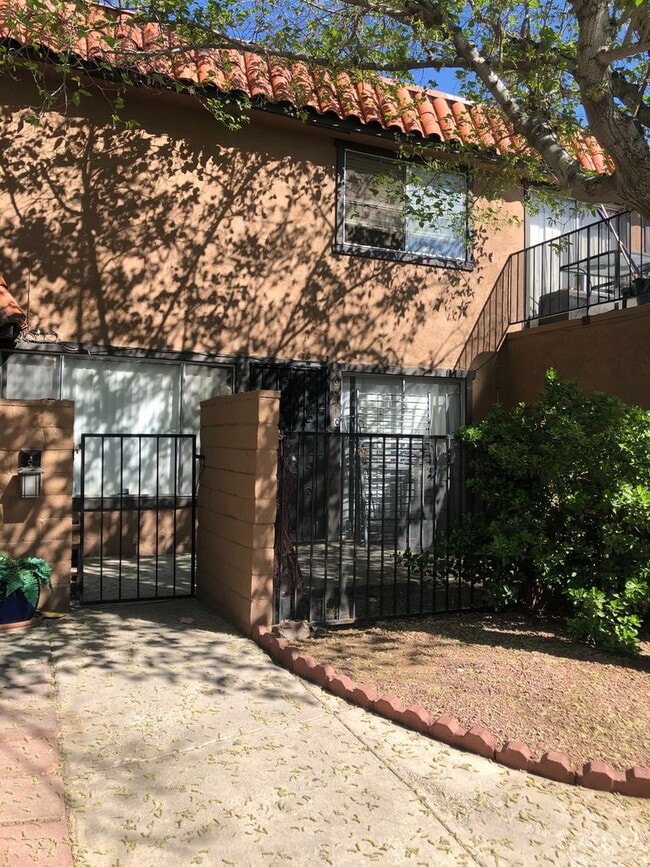 Building Photo - This Townhouse is located minutes from the freeway!