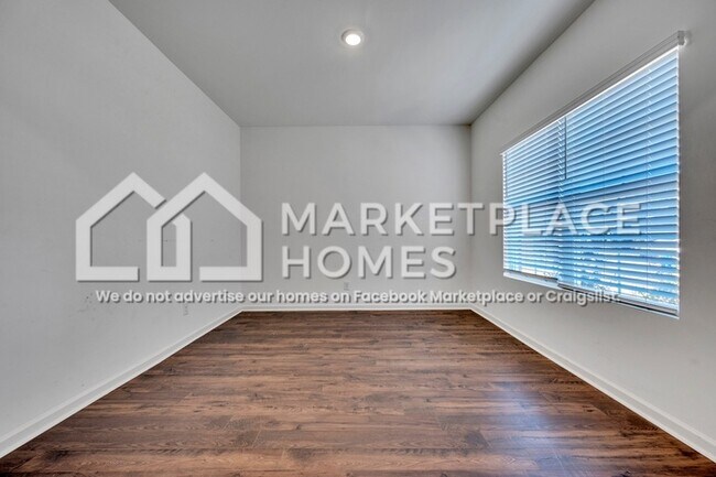 Building Photo - 1027 Park View Dr