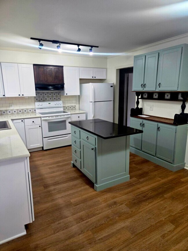 Building Photo - Lindley Park Rental!