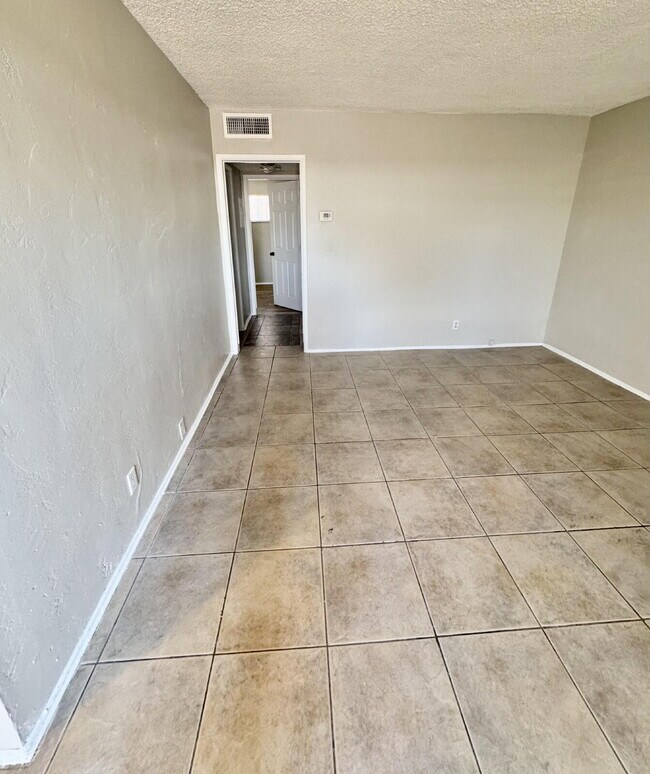 Building Photo - Fresh, Comfortable & Easy to Show!