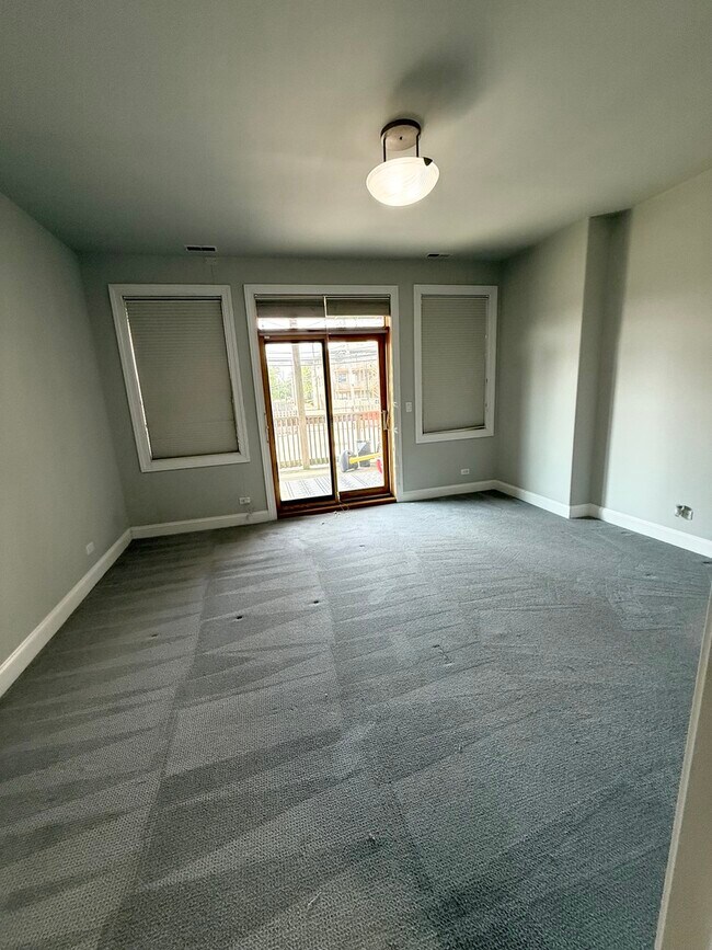 Building Photo - 3862 S Lake Park Ave