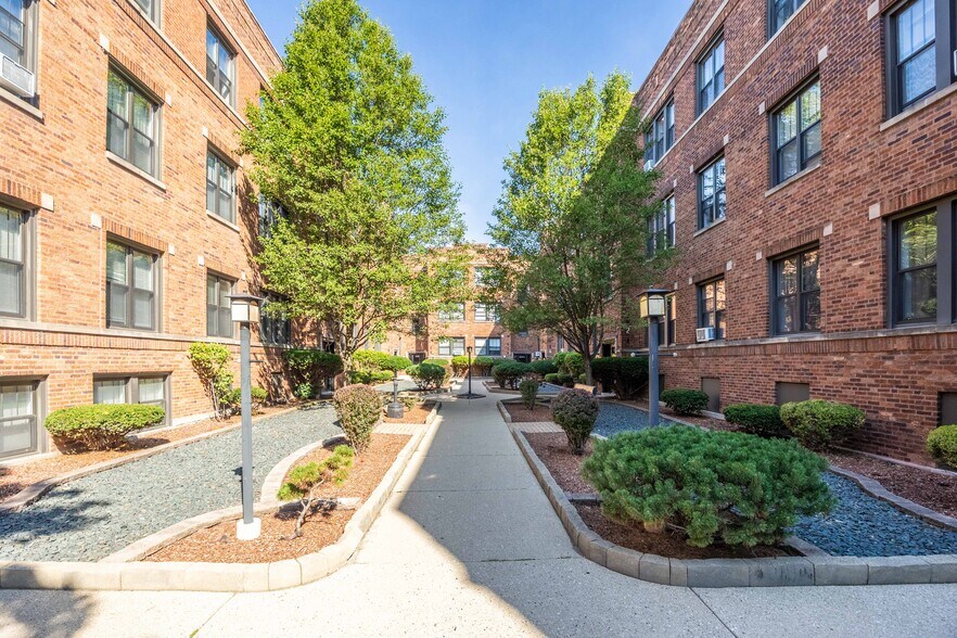 Building Photo - 626 W Cornelia Ave