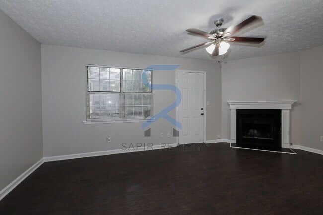 Building Photo - Move in before November 15th and choose yo...