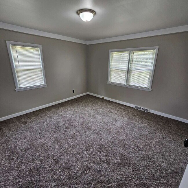Building Photo - A cozy 2-bedroom, 1-bath home in the heart...