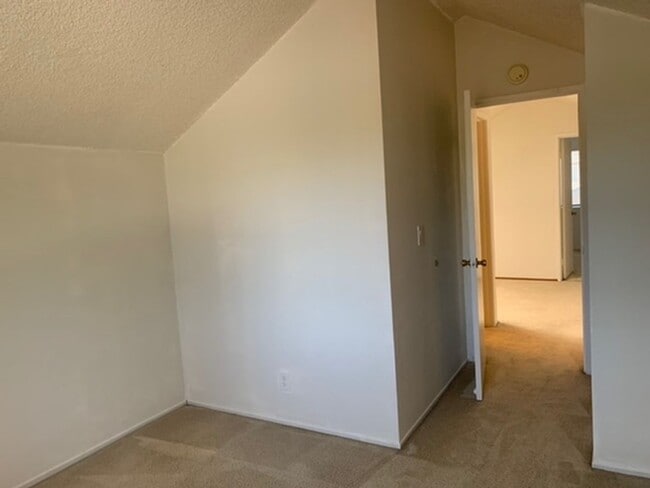 Building Photo - 4 Bed/2 Bath Spacious Home with Big Backyard and New Laminate & Carpet - Union City