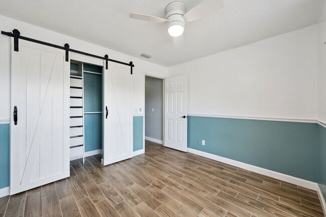 Building Photo - Fully renovated and updated 3/2/2 home with HUGE fenced yard in East Orlando