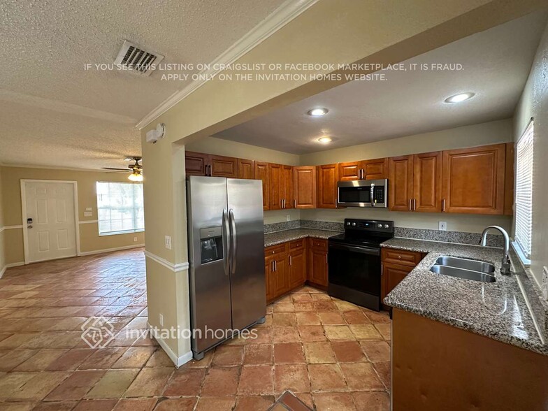 Building Photo - 3635 N Mountain Dr