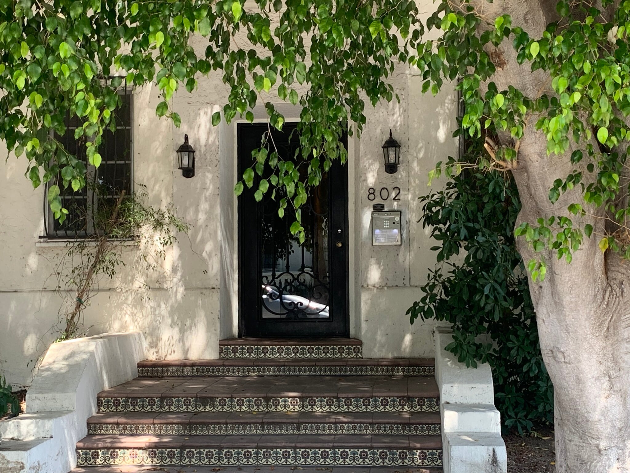 Building Photo - 802 N Sweetzer Ave