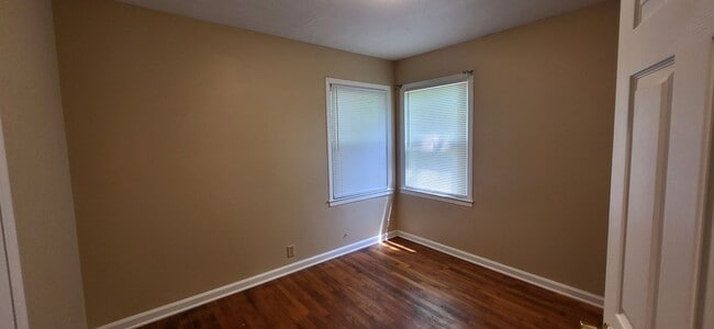 Building Photo - Southeast 2 BR house! 1 car garage! $995!