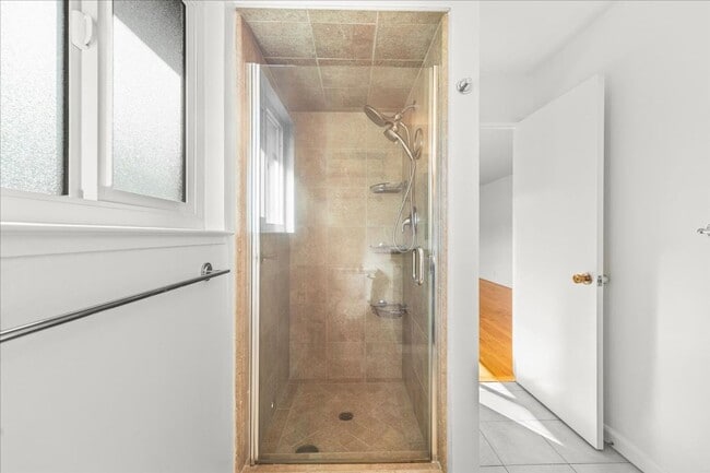 Building Photo - Beautiful remodeled 3 Bed 2 Bath home in L...