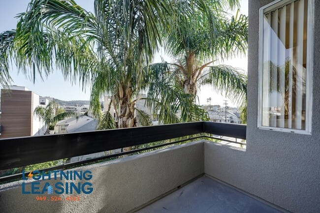 Building Photo - Freshly Updated Jr. 1-Bedroom with Balcony...