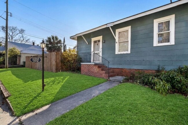 Building Photo - 1235 E 50th St