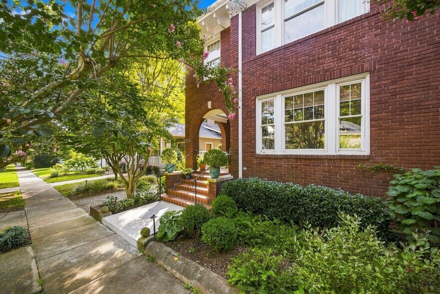 Building Photo - 1621 Lyndhurst Ave