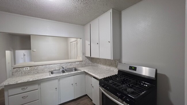Building Photo - Spacious, Fresh, and Ready for Your Style: 3 Bed 2 Bath