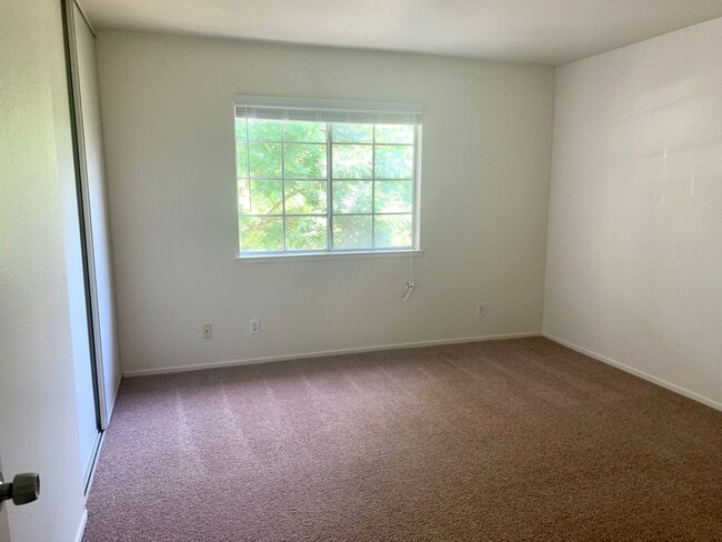 Building Photo - Quiet and Spacious 2 Bedroom 1 Bath Apartment with Ample Closet Space