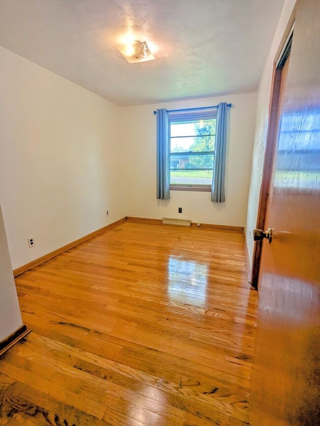 Building Photo - 3 bd, 1.5 ba house, N  Central location, f...