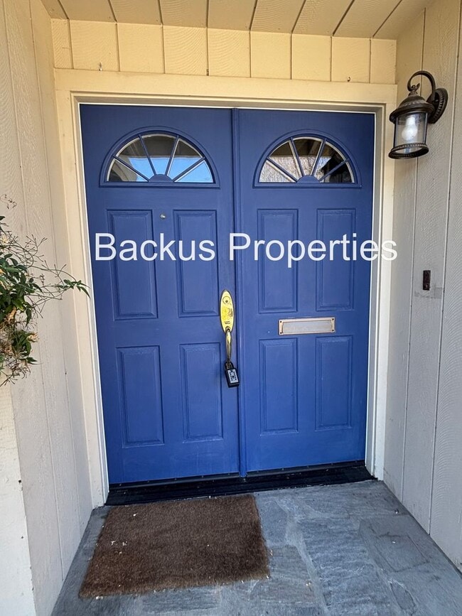 Building Photo - Wonderful four-bedroom corner lot home in South Salinas