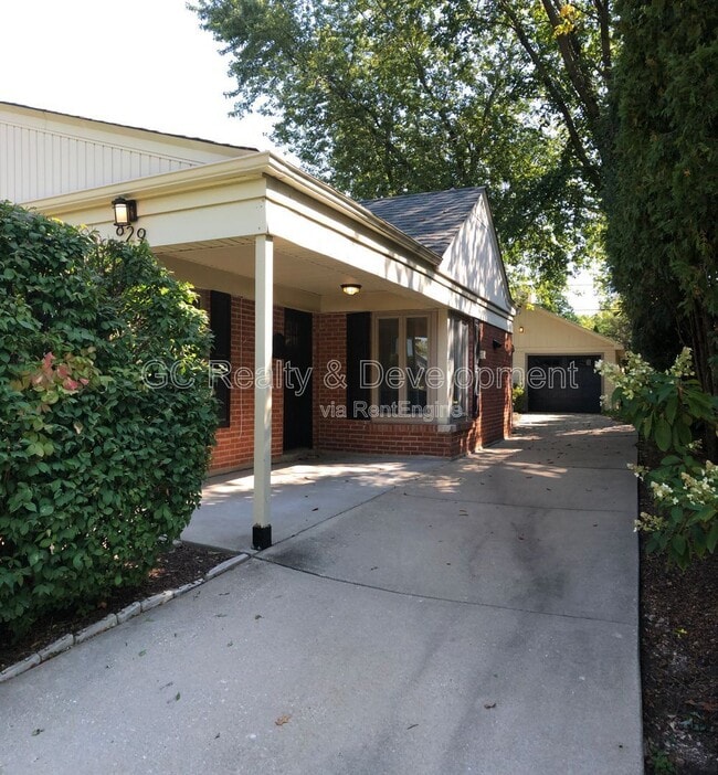 Building Photo - 829 S Monroe St