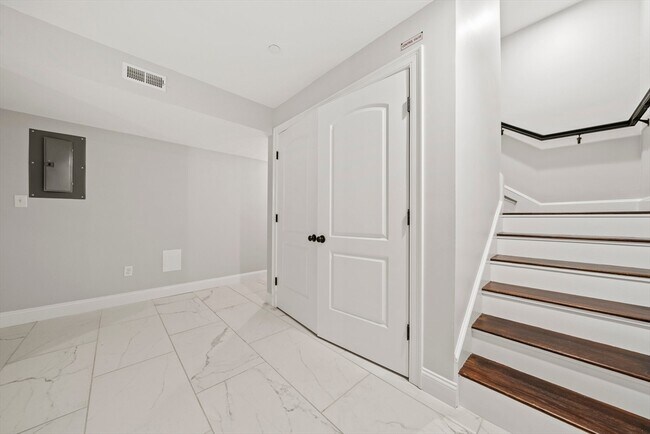 Building Photo - 469 Sherman St