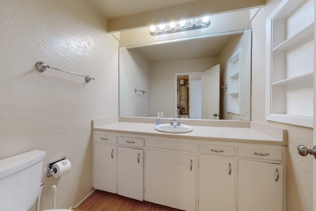 Building Photo - 612 Truman St SE