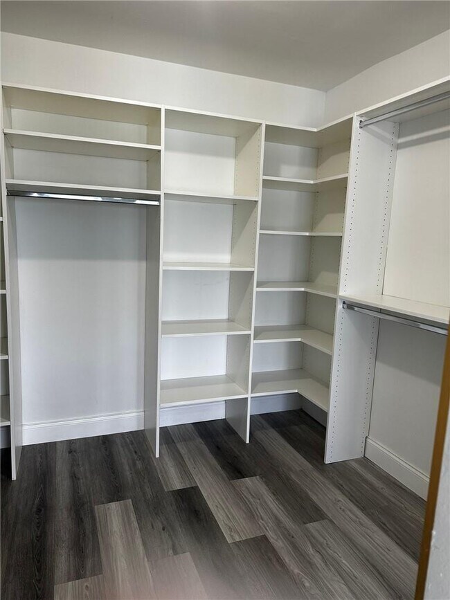 Building Photo - 800 Parkview Dr