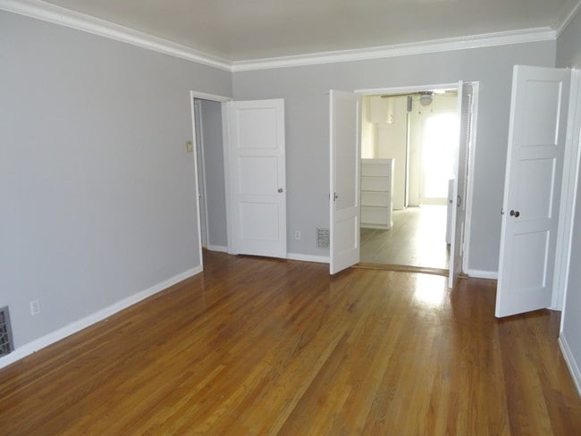 Building Photo - 608 S Burnside Ave