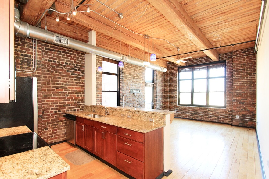 Building Photo - 220 W Jackson Ave