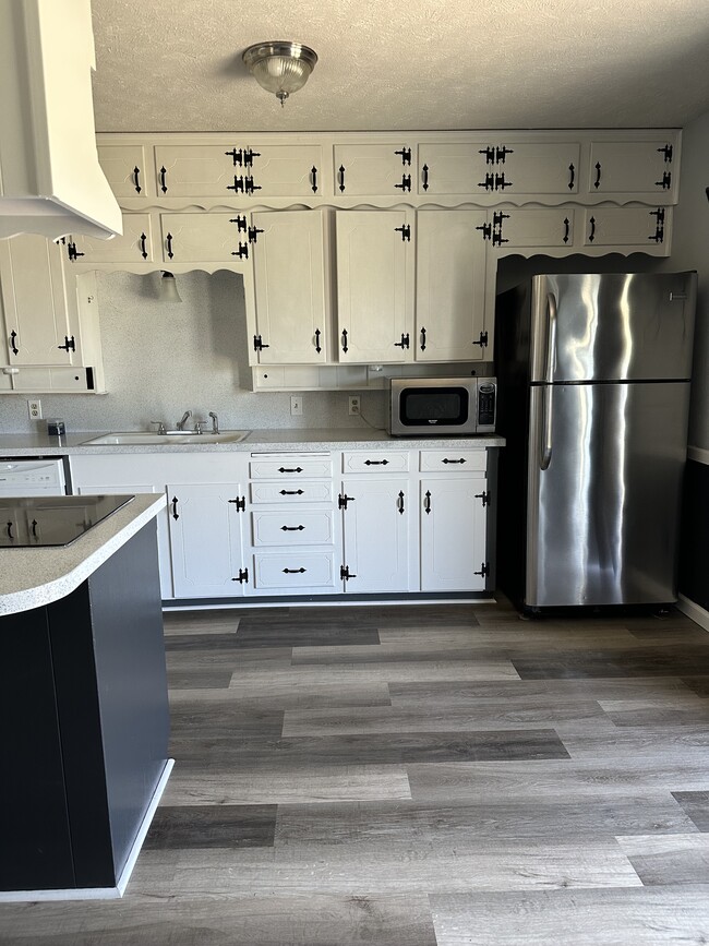 Building Photo - 4034 Hooper Dr