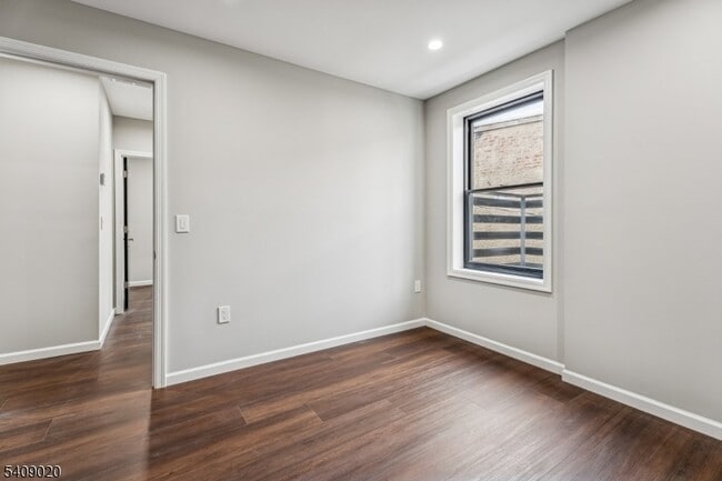 Building Photo - 268 Morris Ave