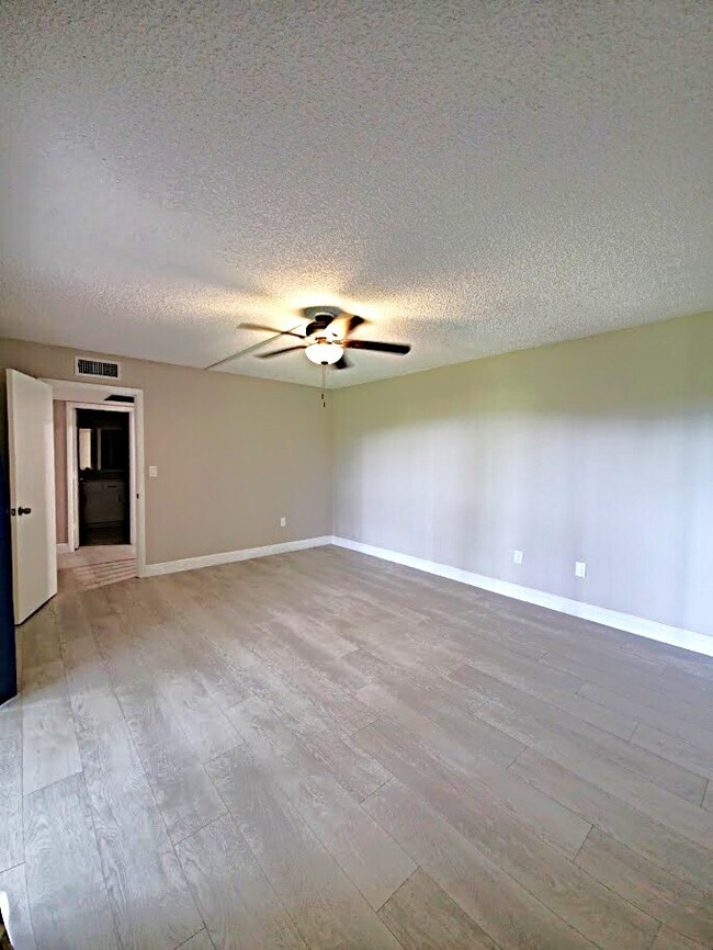 Building Photo - 5249 Cedarbend Dr