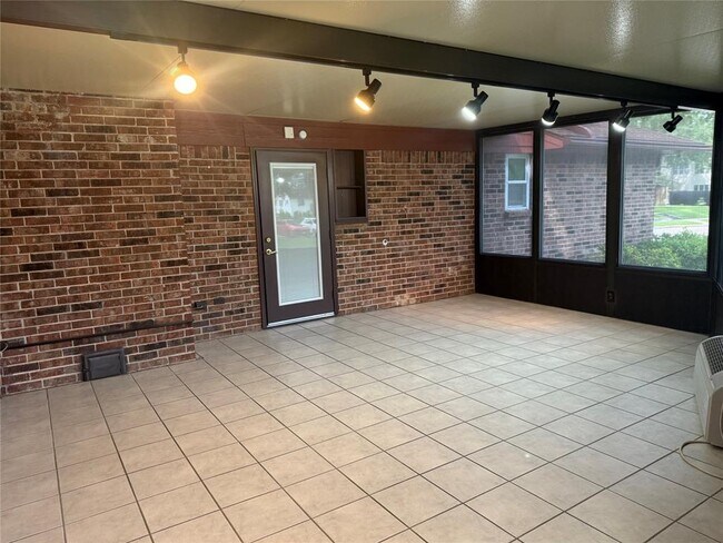 Building Photo - 3232 Parkwood Dr